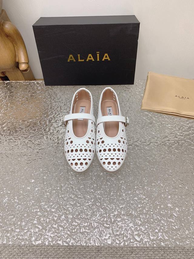 出厂价镂空款 Alaia｜阿莱亚23S新品复古扣带玛丽珍鞋芭蕾舞鞋 走秀款平底芭蕾舞鞋章小蕙同款甜酷芭蕾风，人气超高的一款芭蕾舞鞋，浪漫又迷人舒适百搭满满的少女